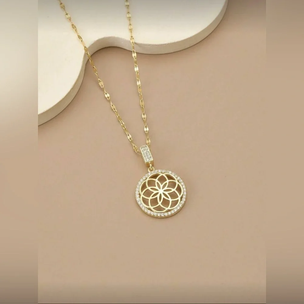 Gold‎ Tone Pendant Necklace